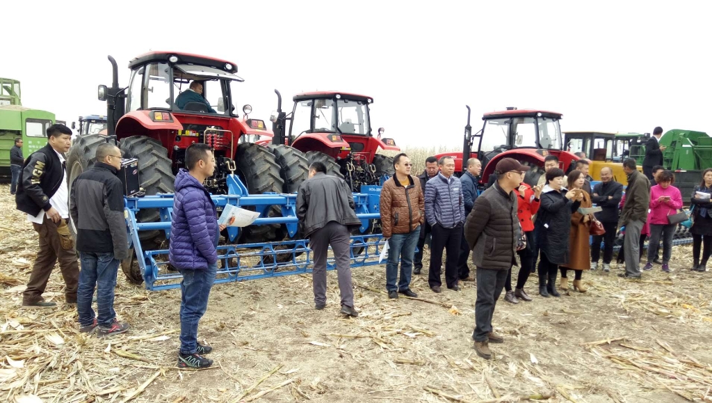 欧博ABG国三大型拖沓机在黑龙江省深松深耕现场演示会上大放异彩